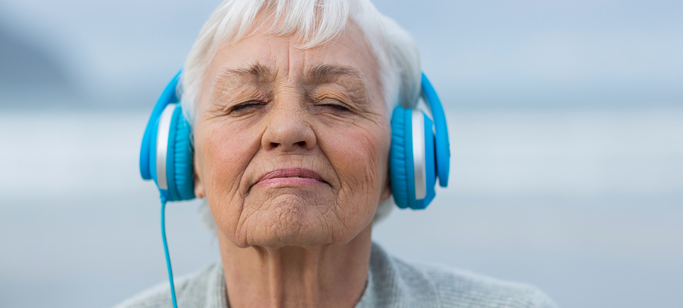Three Benefits That Listening To Music Brings to Older People