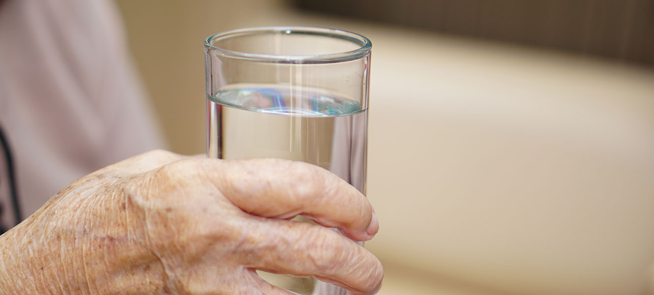 tips-for-keeping-elderly-relatives-hydrated